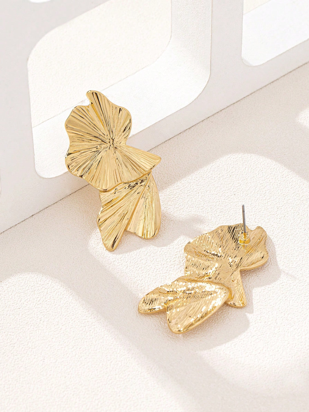 Elegant Retro Geometric Stud Earrings for Women – Gold-Tone Statement Jewelry