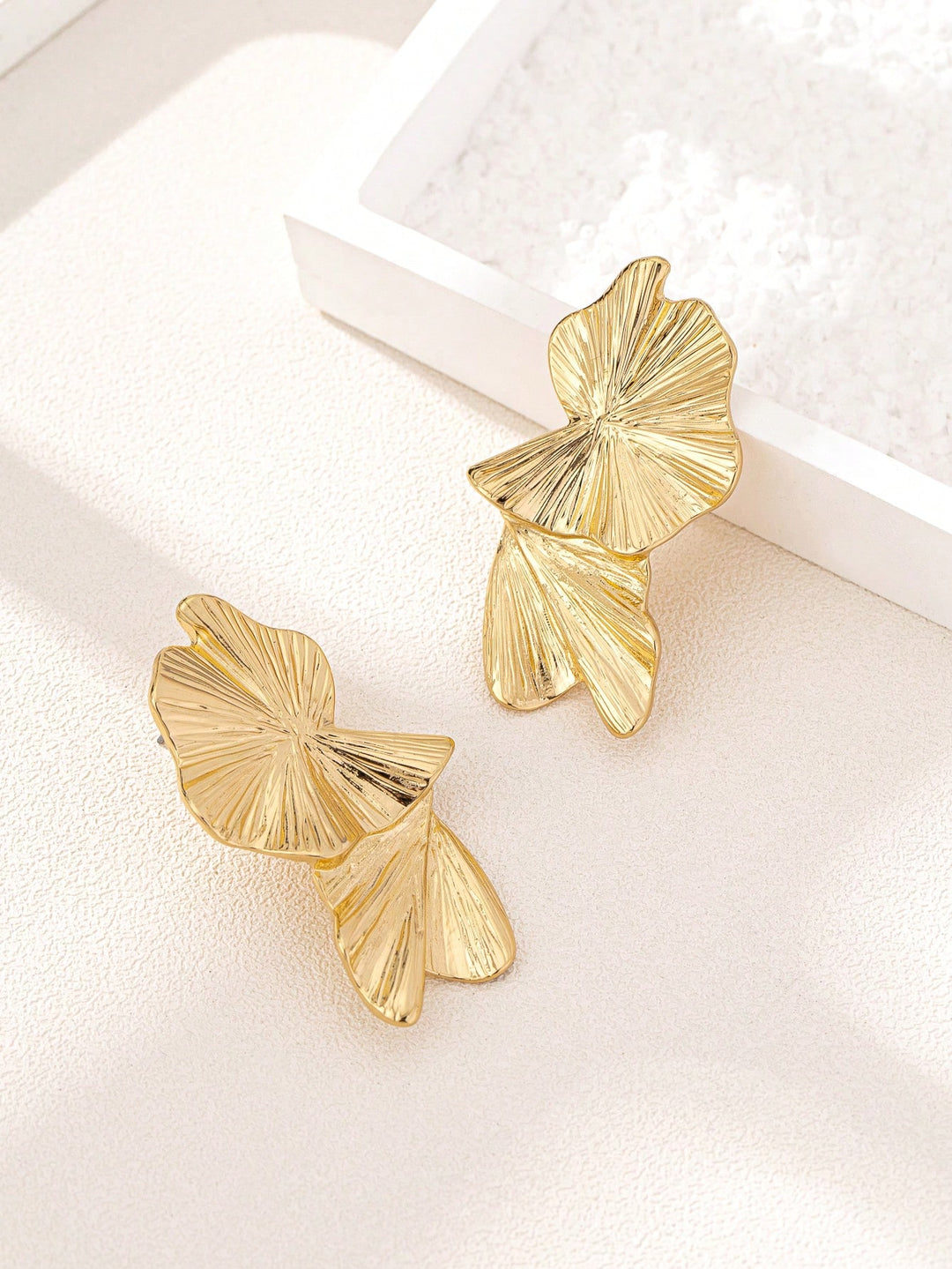 Elegant Retro Geometric Stud Earrings for Women – Gold-Tone Statement Jewelry