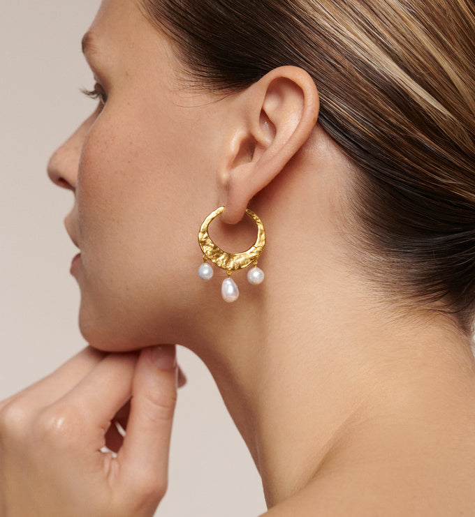 Capri Baroque Pearl Medium Hoop Earrings