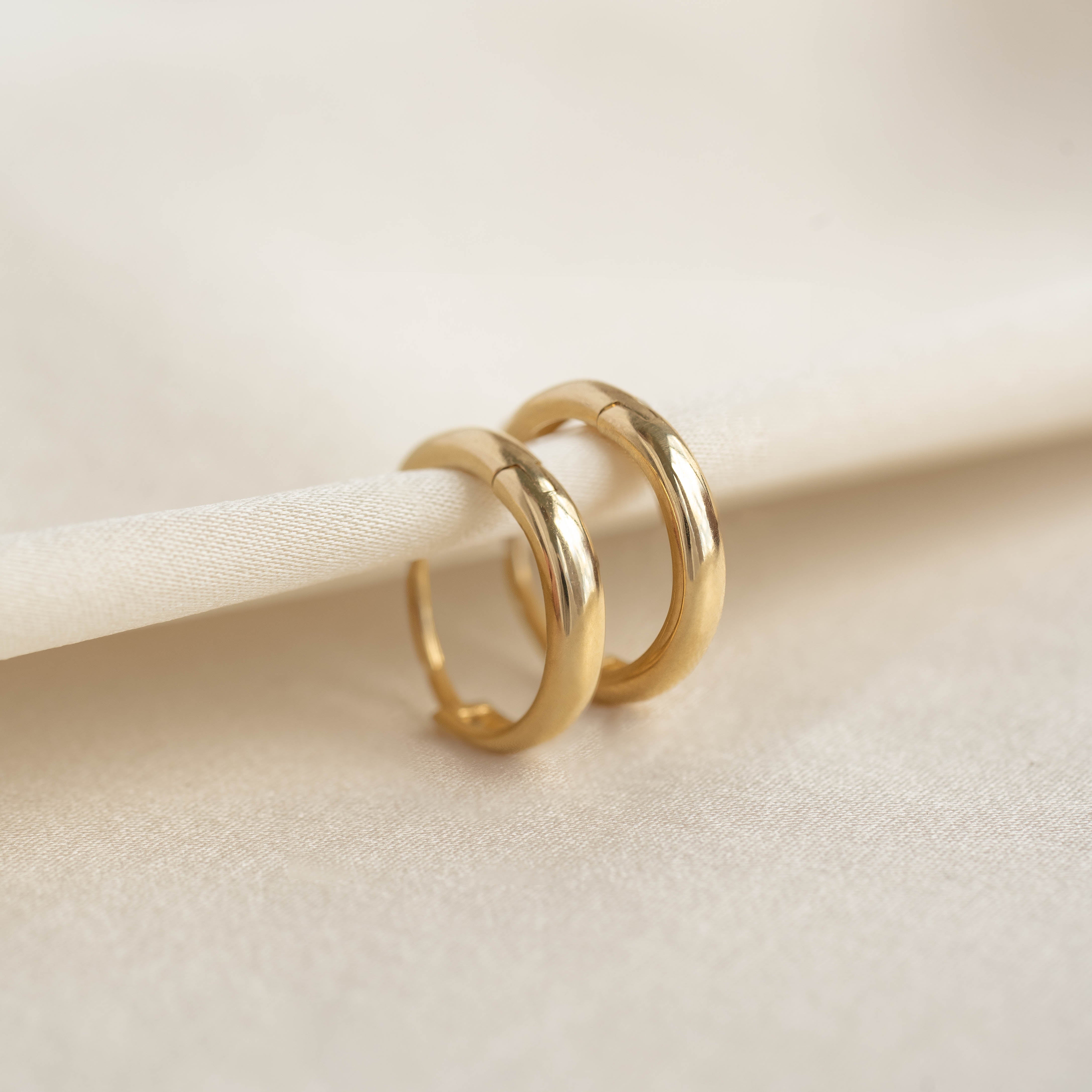 Bold Huggie Earrings 14k Gold - Svea