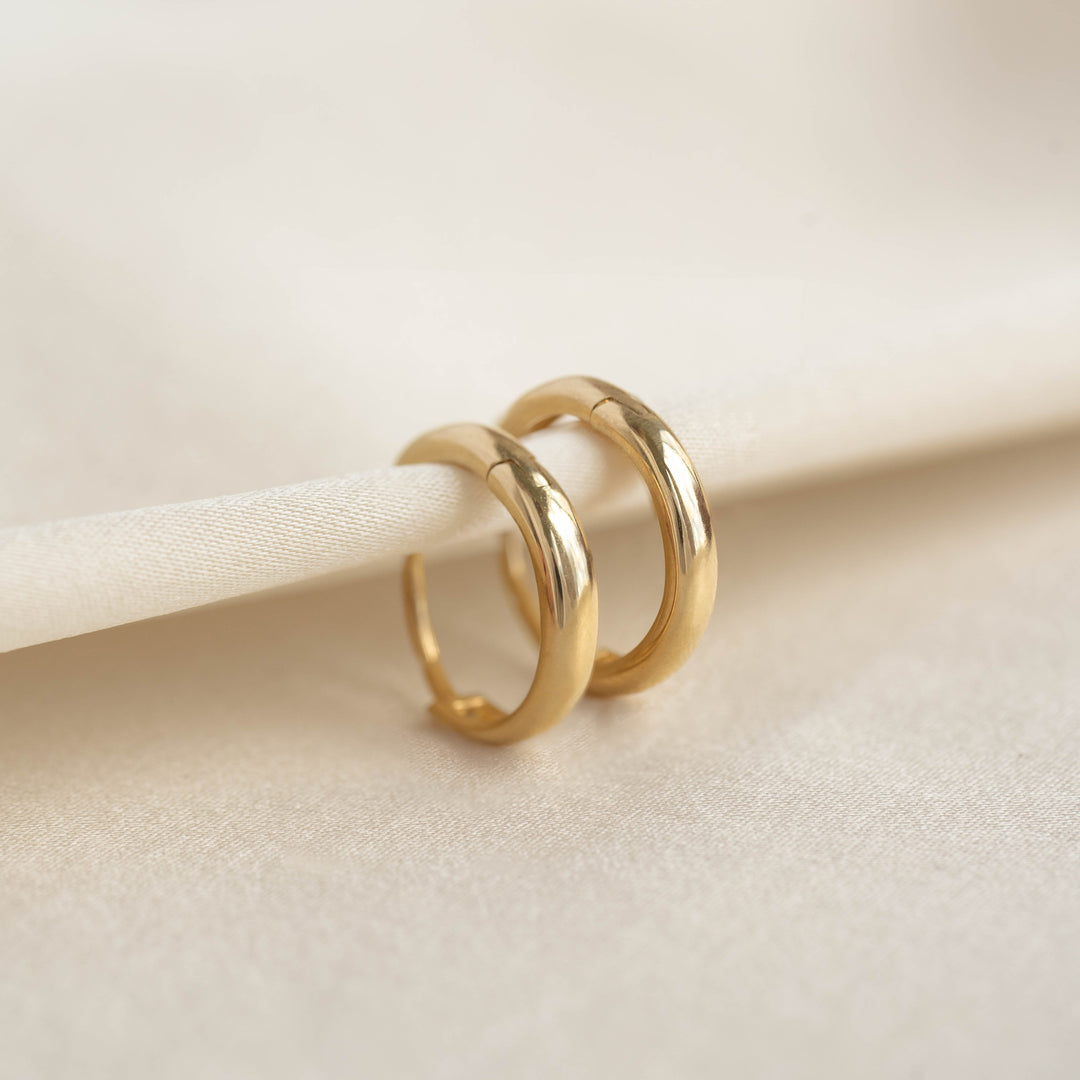 Bold Huggie Earrings 14k Gold - Svea