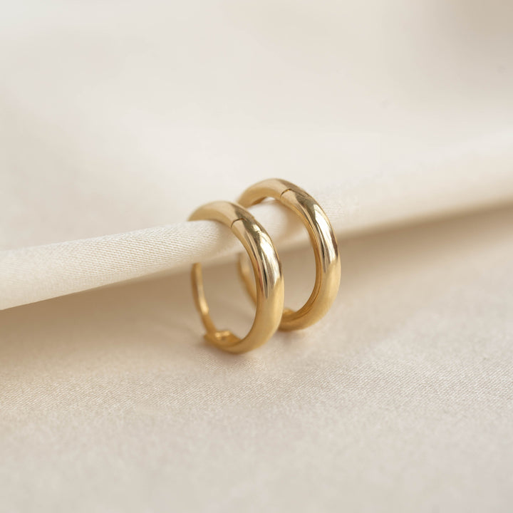 Bold Huggie Earrings 14k Gold - Svea