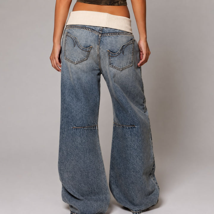 Baggy jeans dame med baglommer og vide ben set bagfra