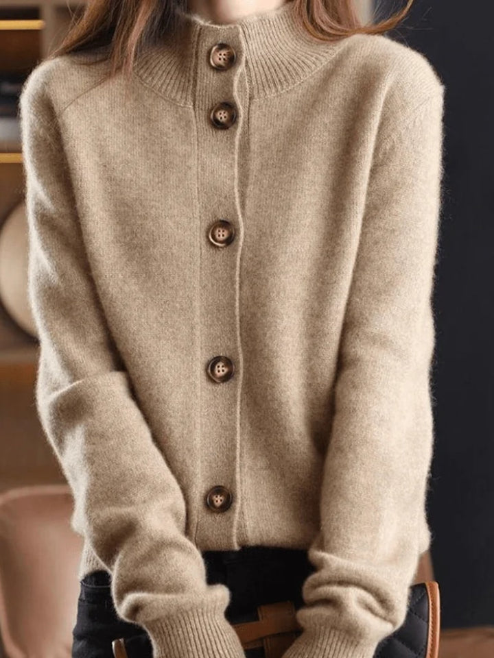 Beige striktrøje cardigan med knapper og høj krave