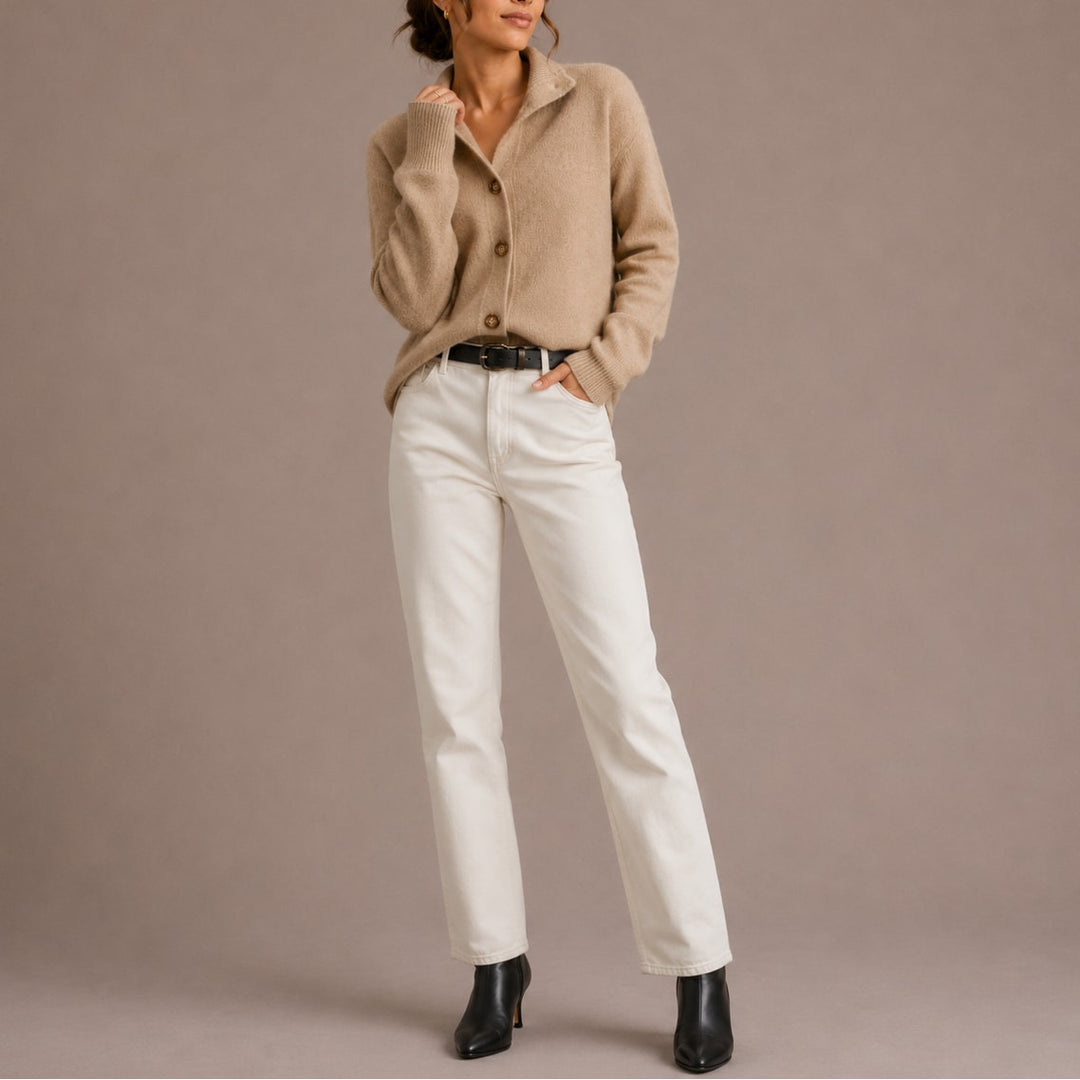 Cardigan dame med knapper styled med hvide jeans og støvler