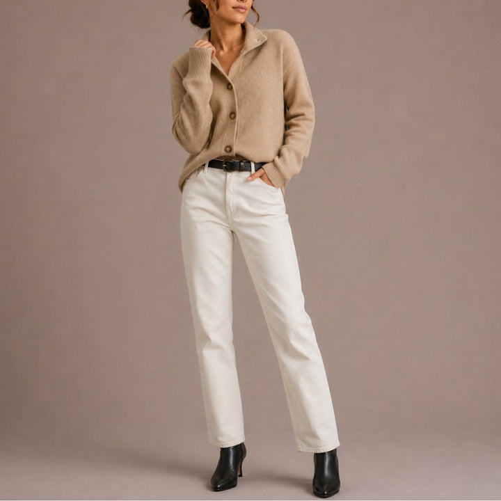 Cardigan dame med knapper styled med hvide jeans og støvler