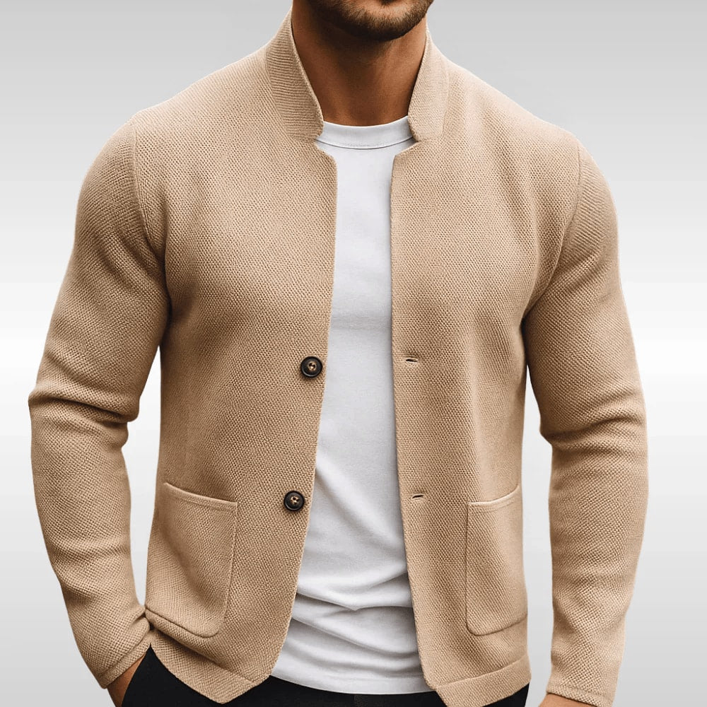 Beige strikjakke til mænd med opretstående krave og knapper