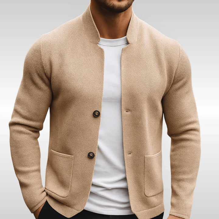 Beige strikjakke til mænd med opretstående krave og knapper
