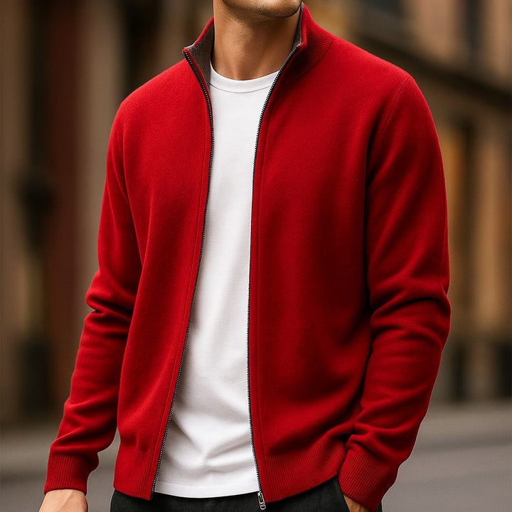 Mand i rød cardigan med lynlås og høj krave over hvid t-shirt