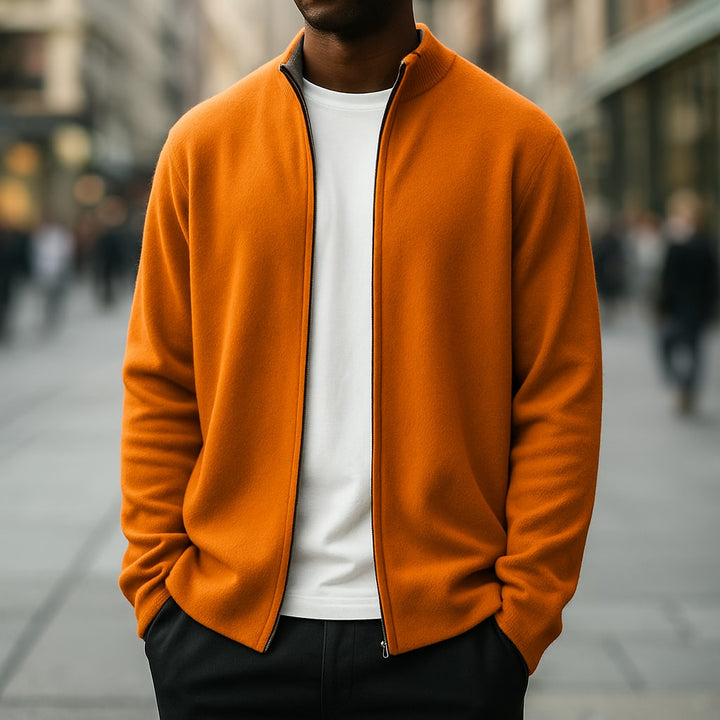 Mand i orange cardigan med lynlås og høj krave over hvid t-shirt