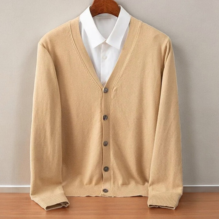Camelfarvet herre cardigan i cashmeremix med knapper og V-hals