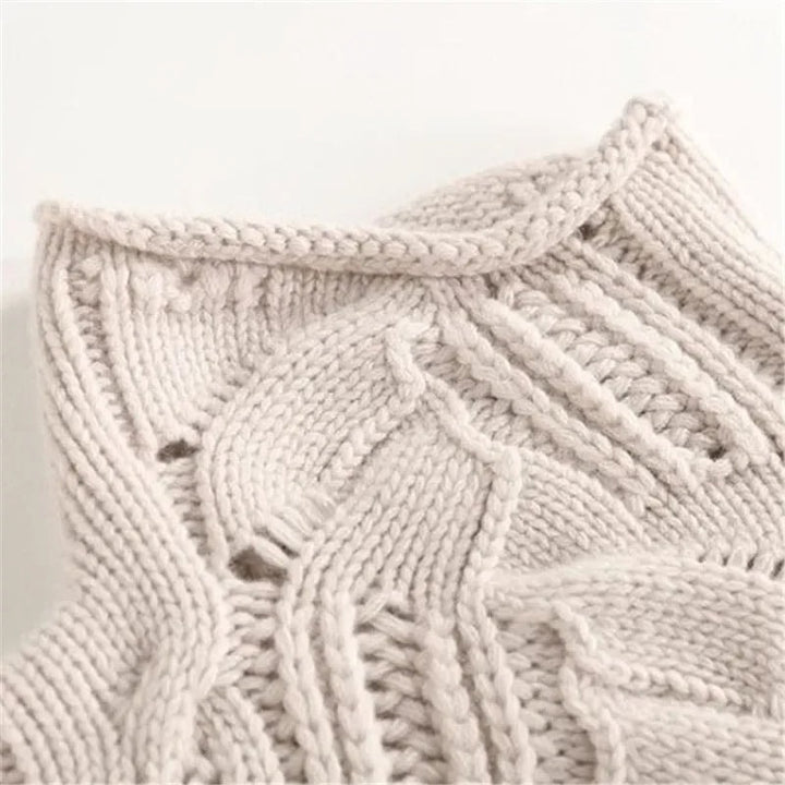 Nærbillede af beige kabelstrik og rullekrave på cashmere striktrøje
