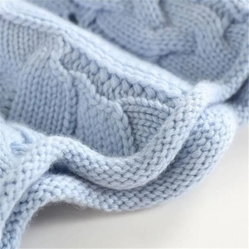 Nærbillede af blød blå kabelstrik på cashmere striktrøje