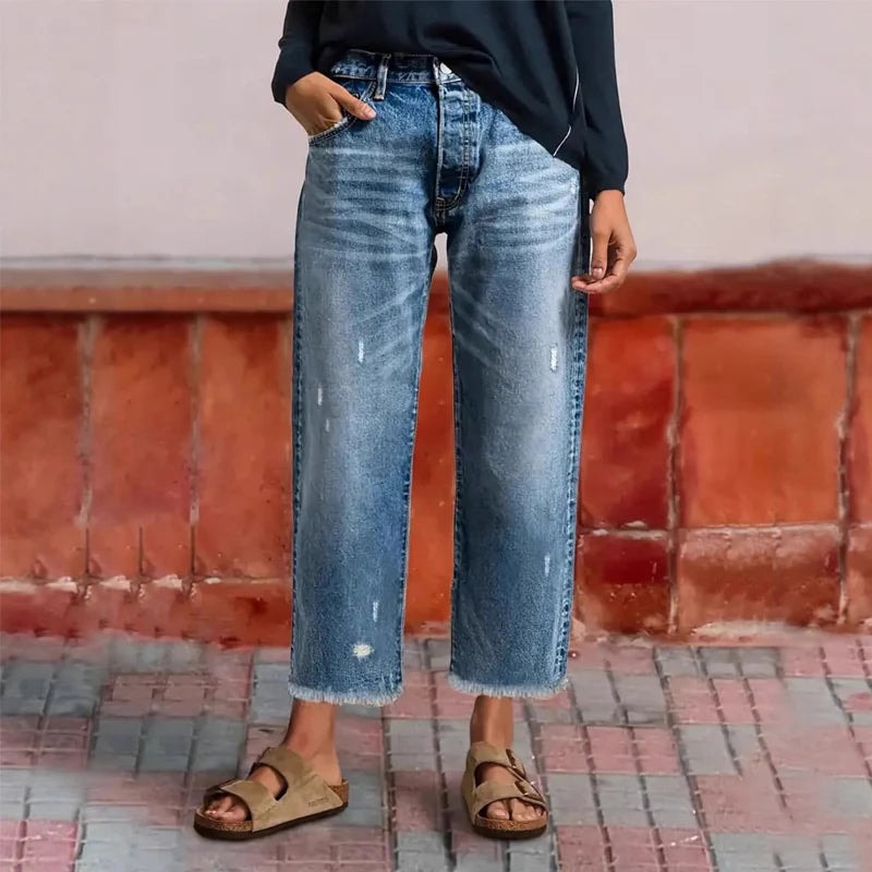Cropped jeans dame med lige ben og flossede kanter i falmet denim