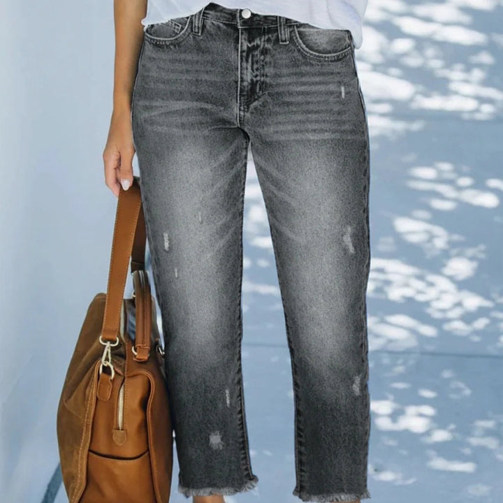 Cropped jeans dame med lige ben og flossede kanter