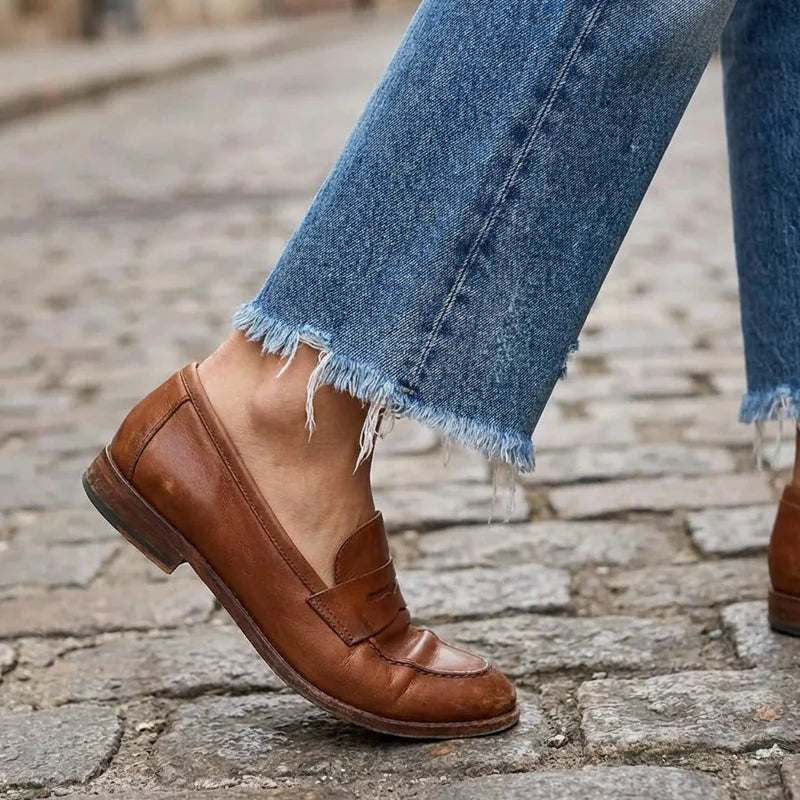 Cropped jeans dame med lige ben og flossede kanter