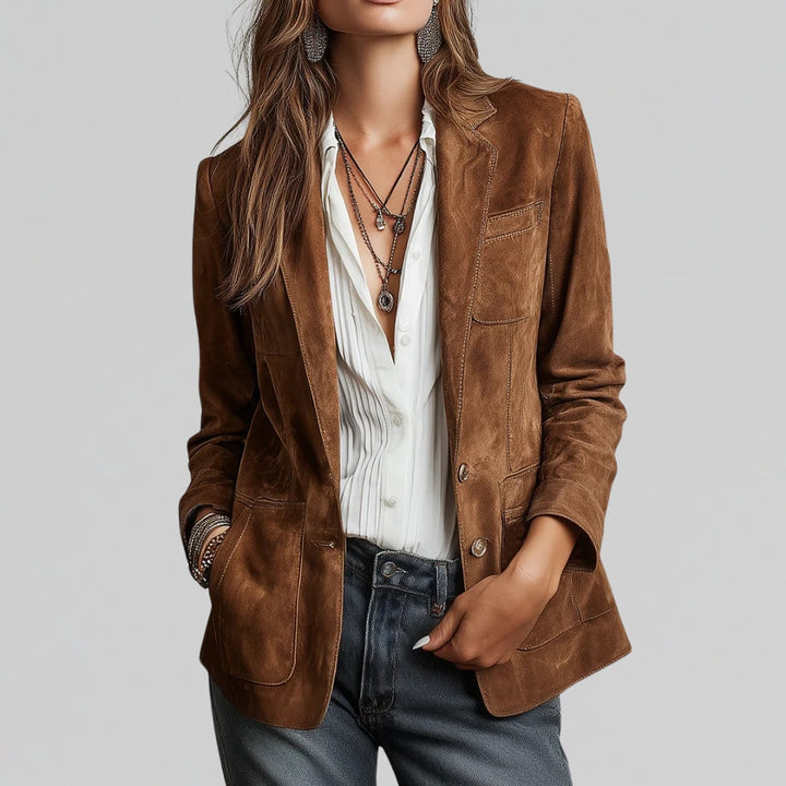 Brun figursyet blazer dame i ruskindslook set forfra med hvid skjorte og jeans