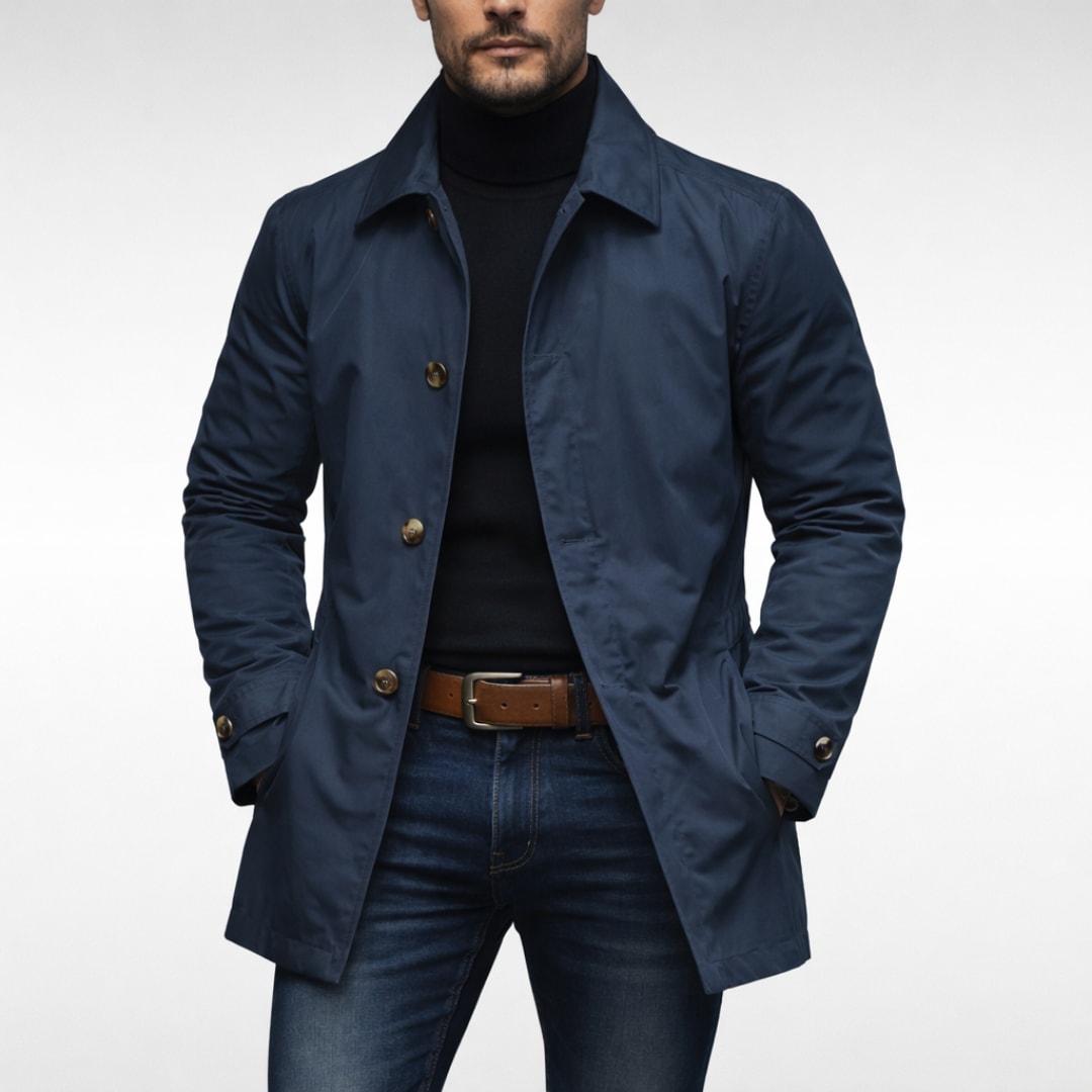 Marineblå frakke til herre med knapper og krave, båret med jeans og brunt bælte