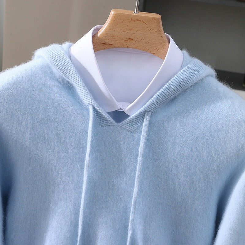 Detalje af V-hals og hætte på blå cashmere hættetrøje herre