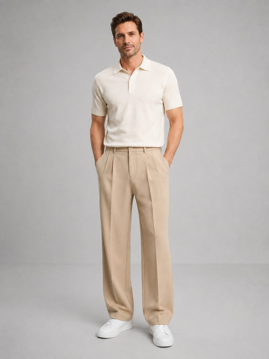 Mand i beige habitbukser med lige ben, hvid polo og hvide sneakers