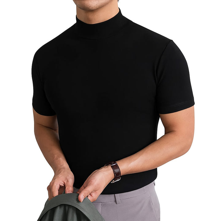 Sort herre t shirt med høj hals og korte ærmer