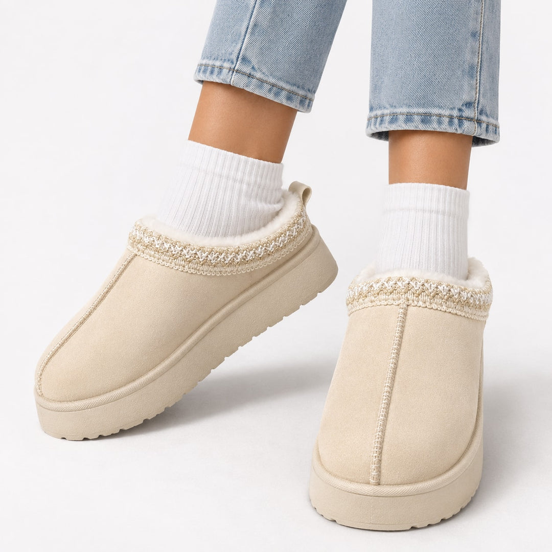 Beige hjemmesko dame med plateausål og hvide sokker