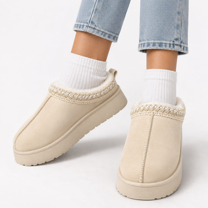 Beige hjemmesko dame med plateausål og hvide sokker