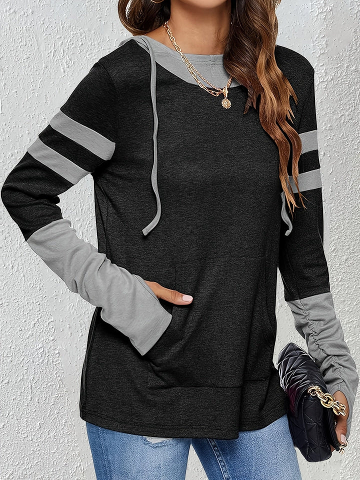 Dame i sort hoodie med grå striber på ærmerne og lomme foran