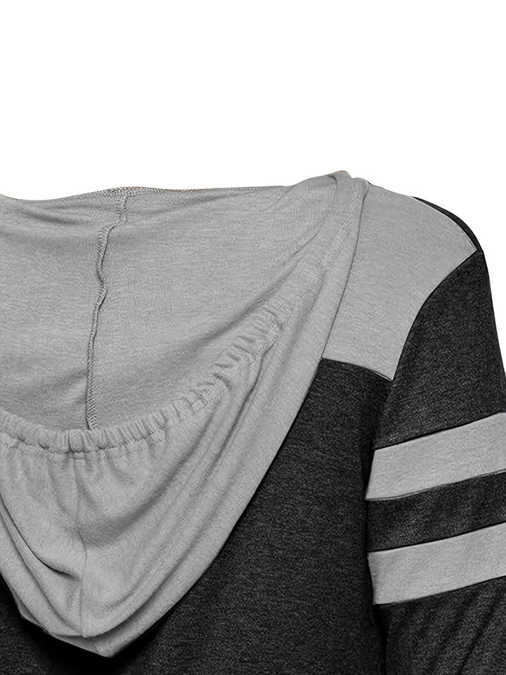 Detalje af grå hætte og stribede ærmer på hoodie til dame