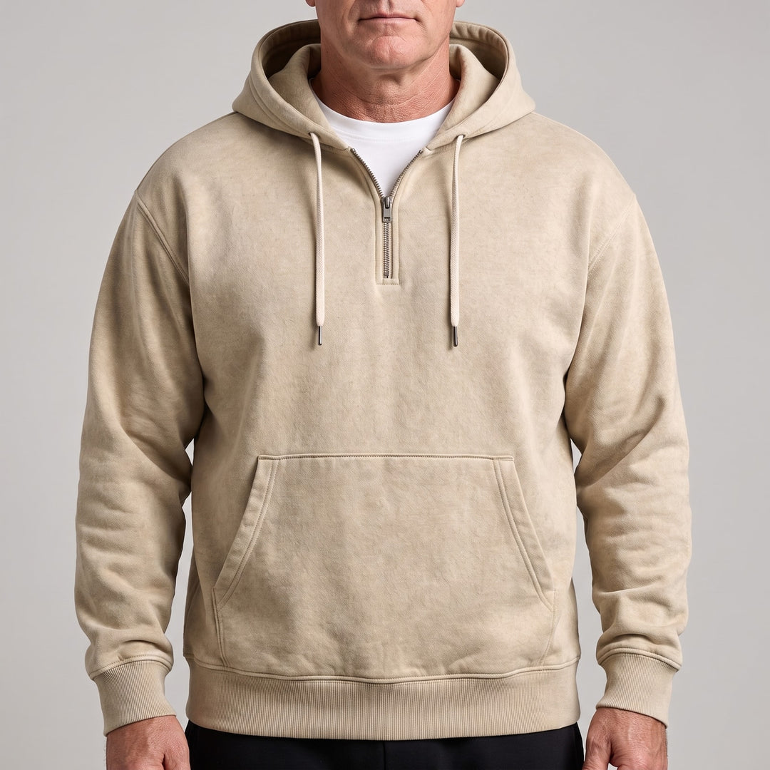 Herre iført beige hoodie med halv lynlås og kængurulomme