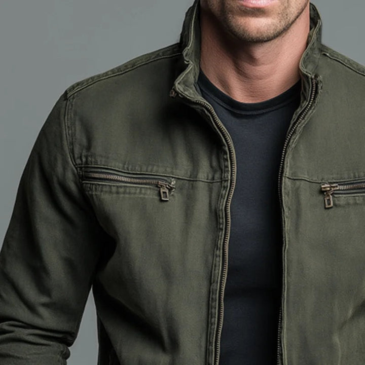 Close-up af krave og lynlåslommer på armygrøn herrejakke i bomuld