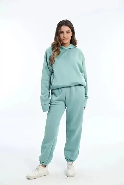 Dame i mintgrønt hyggesæt med hættetrøje og sweatpants