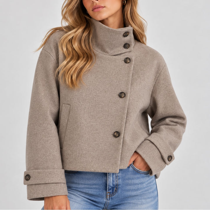 Kort beige overgangsjakke dame med høj krave og knapper