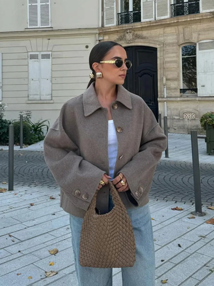Kort oversized overgangsjakke dame med krave i taupe set forfra
