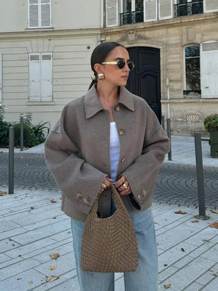 Kort oversized overgangsjakke dame med krave i taupe set forfra