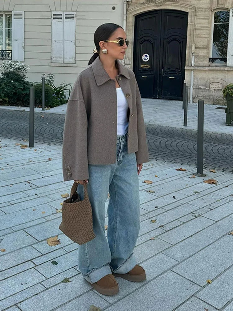 Oversized jakke dame med knaplukning stylet med brede jeans