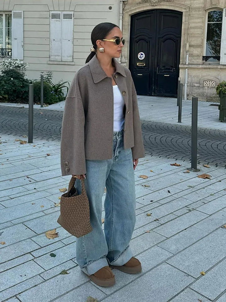 Oversized jakke dame med knaplukning stylet med brede jeans