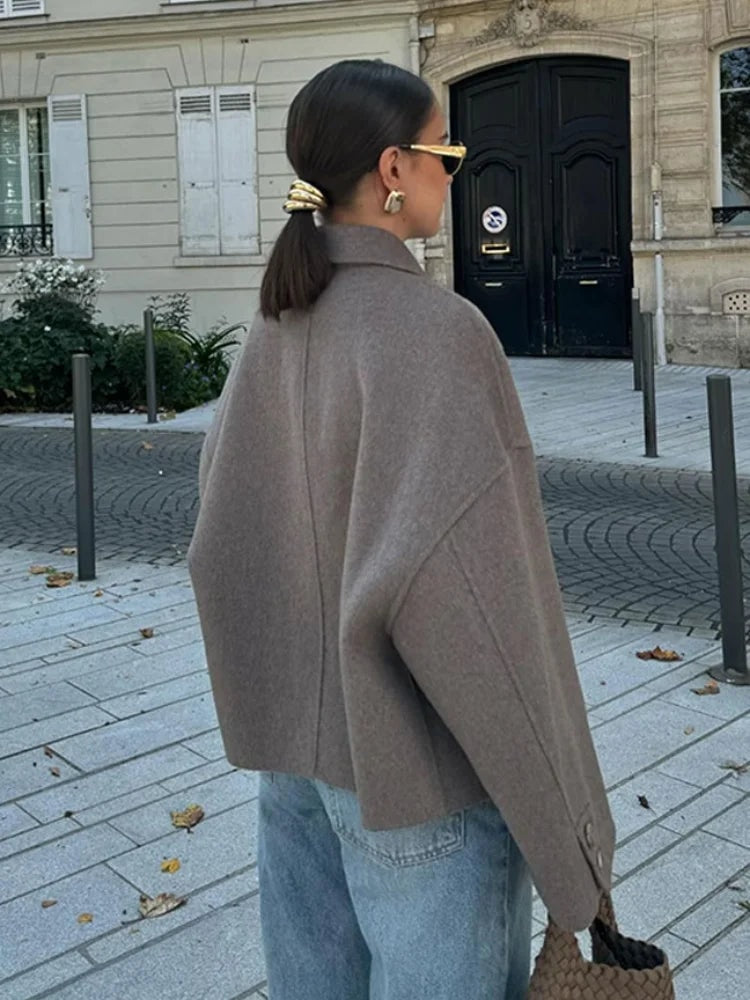 Kort oversized jakke dame set bagfra med boxy silhuet