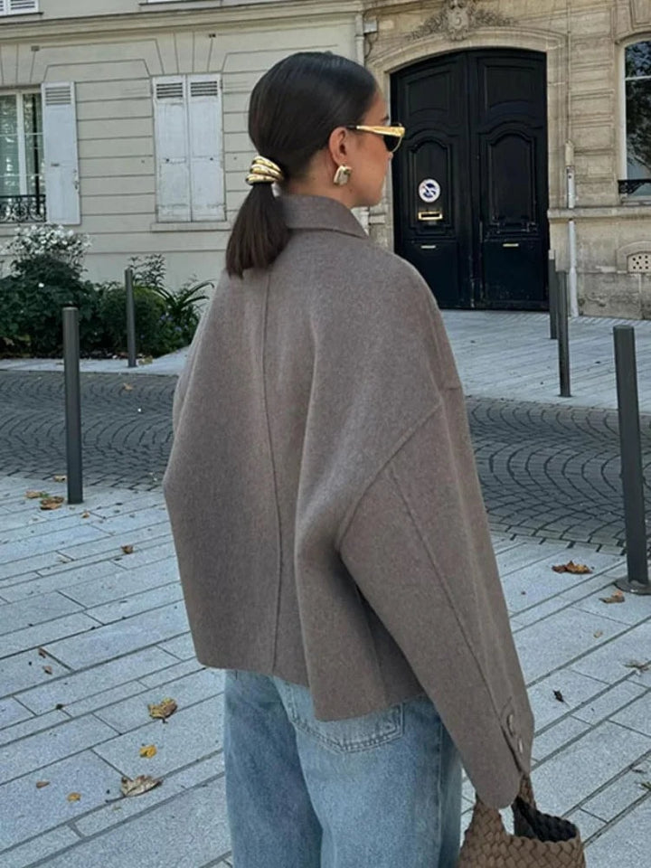 Kort oversized jakke dame set bagfra med boxy silhuet