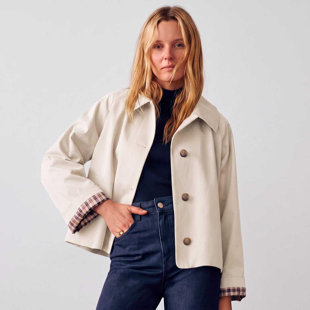 Kort creme trenchcoat til damer med knaplukning og skjortekrave