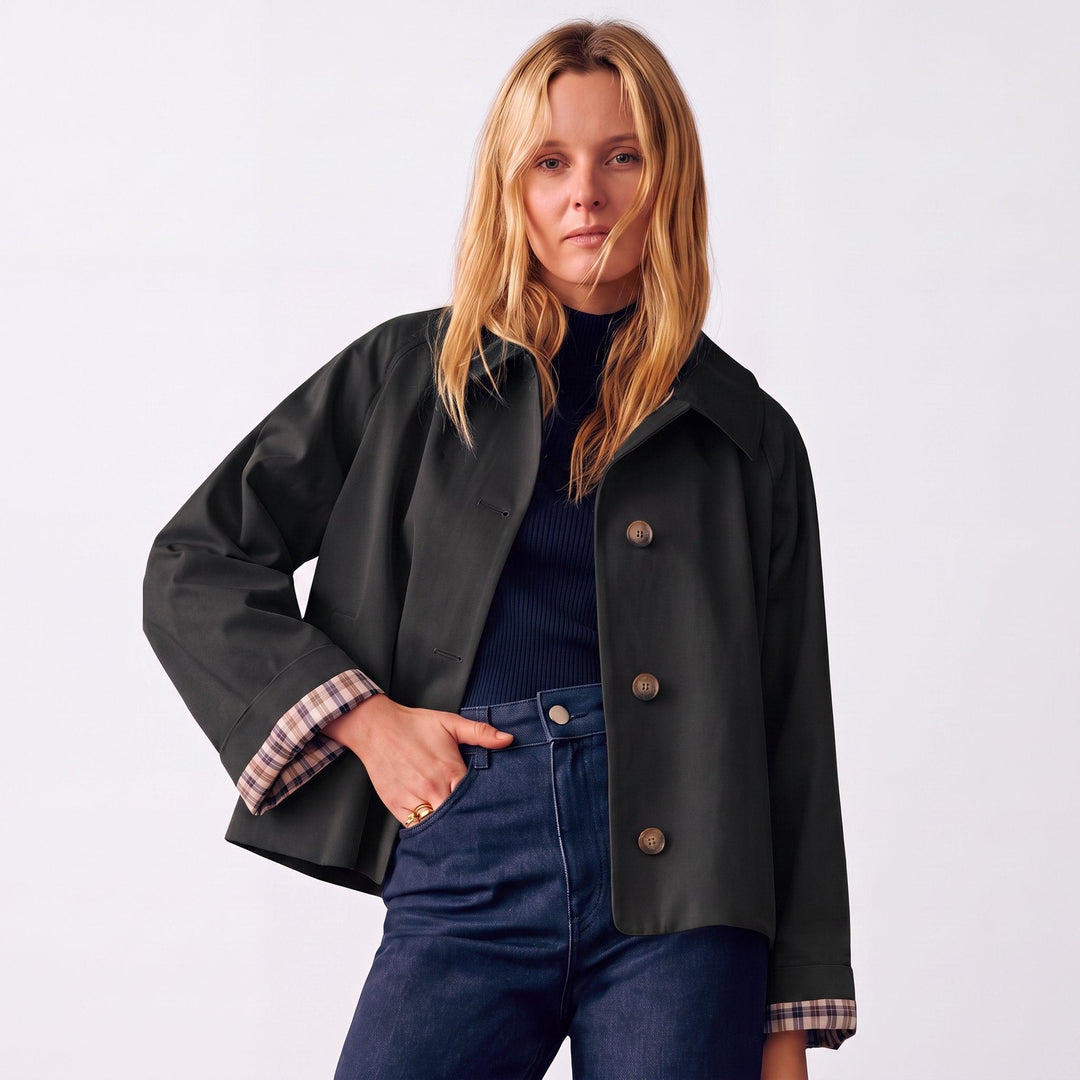 Kort sort trenchcoat til damer med ternet foer