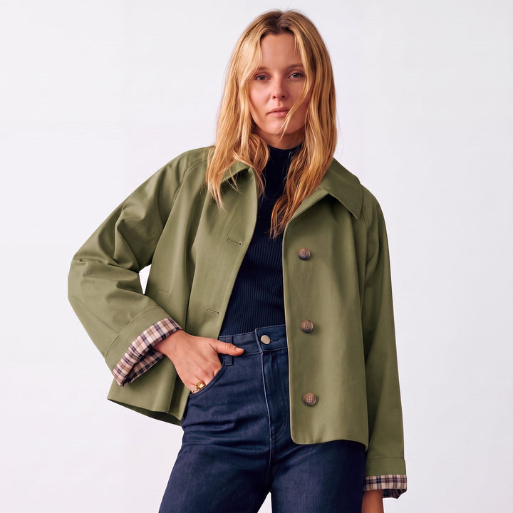 Kort grøn trenchcoat til damer i oversized pasform