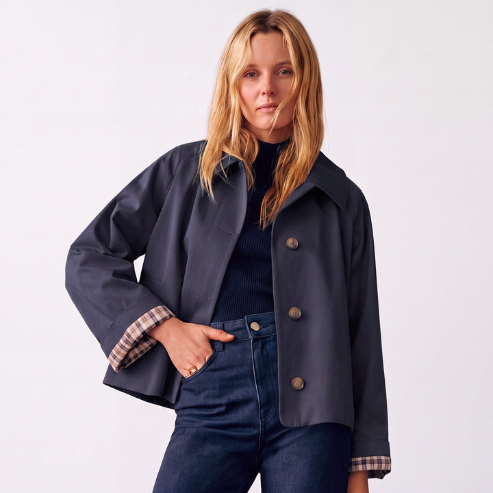 Kort oversized trenchcoat til damer med ternet foer