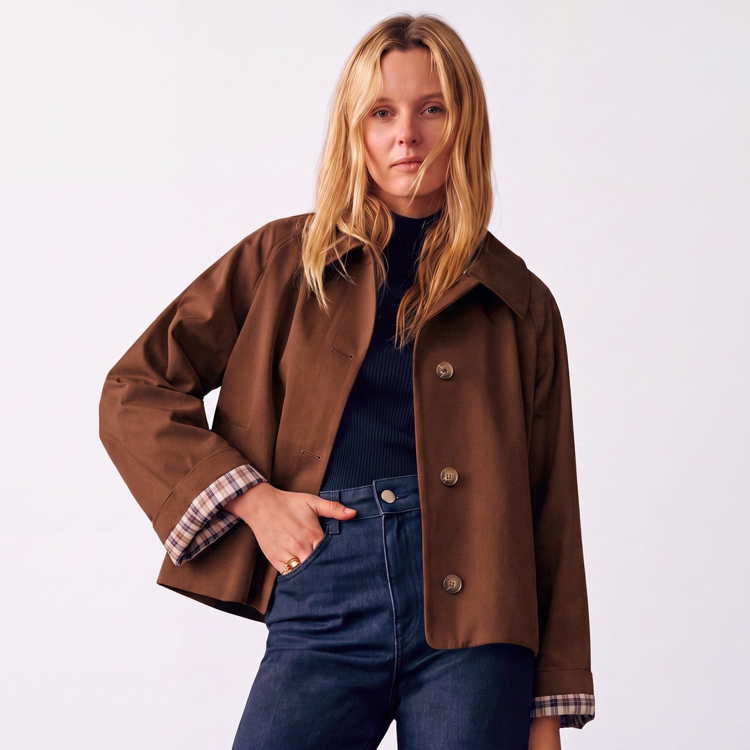 Kort oversized trenchcoat til damer med ternet foer