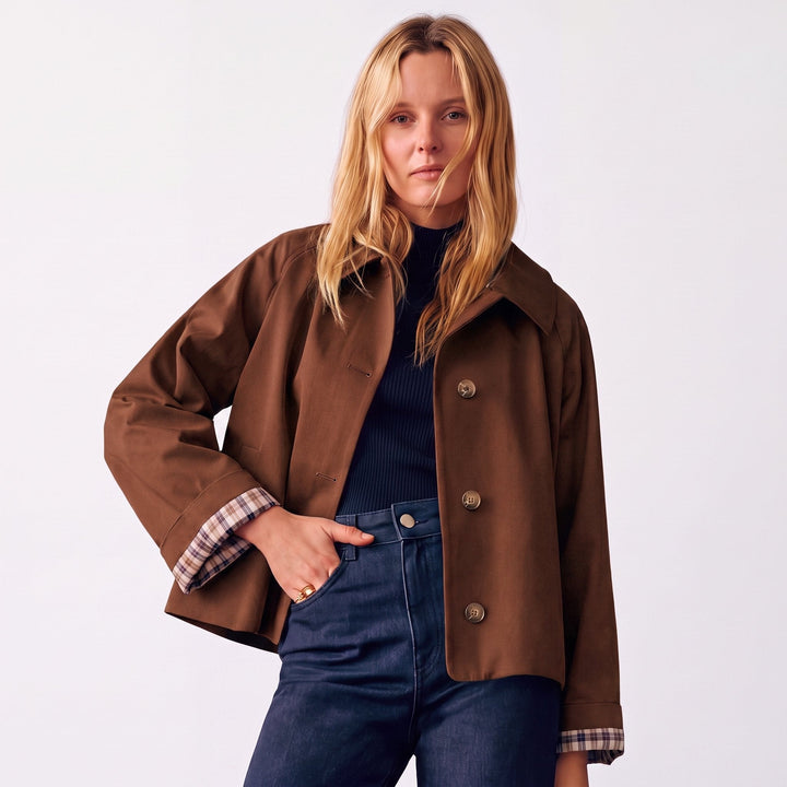 Kort oversized trenchcoat til damer med ternet foer