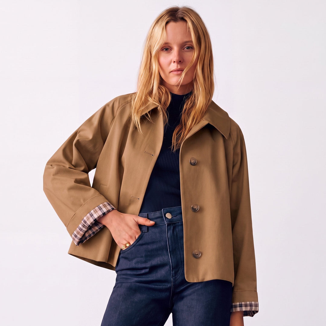 Kort oversized trenchcoat til damer med ternet foer