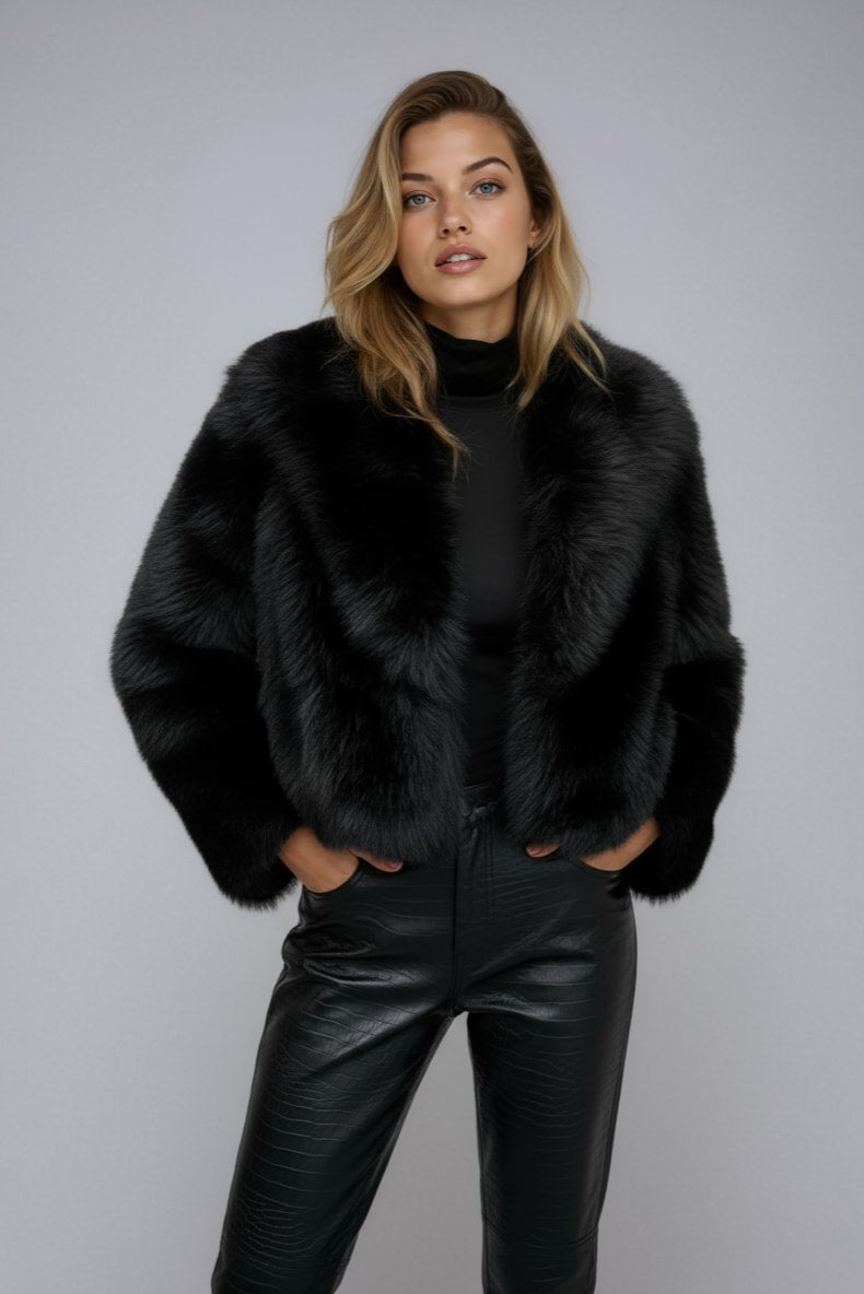 Sort fake fur jakke dame med hænderne i lommerne
