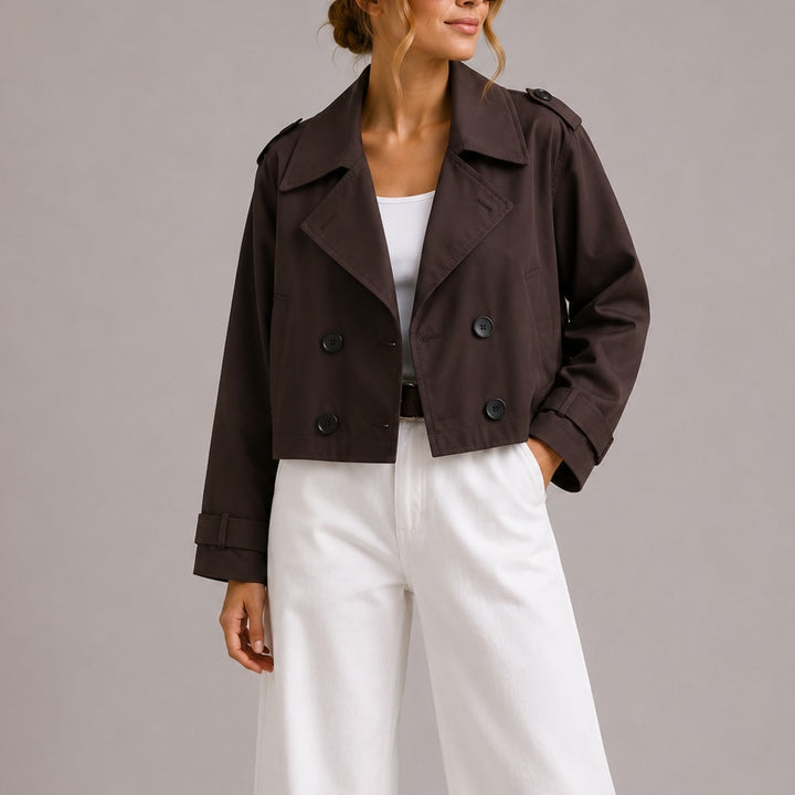 Kort brun trenchcoat dame med dobbeltradet front og brede revers