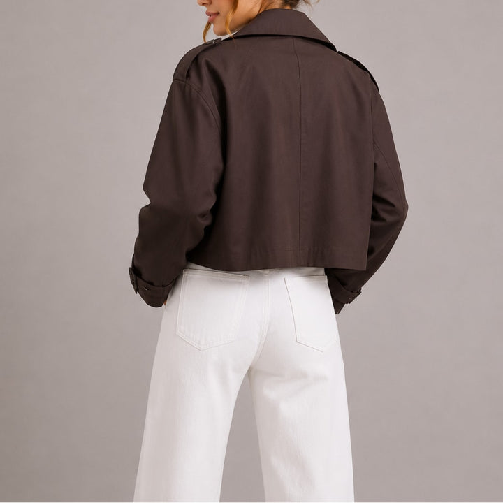 Kort brun trenchcoat dame set bagfra med skulderstropper