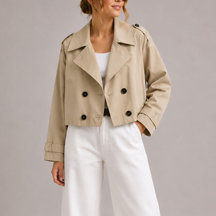 Kort beige trenchcoat dame med dobbeltradet front og knapper